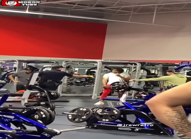 Video :A man at a gym assumes a fighting position when a police officer approaches him to make an arrest